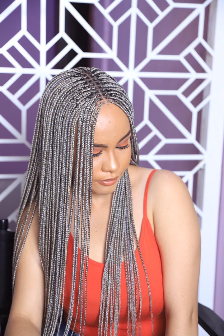 Silver-grey knotless braids